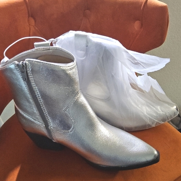 Old Navy Vegan Leather Silver Western Boots Discount Is Reflected In Price - Picture 3 of 4